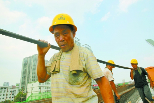 農(nóng)民工工作辛苦，權(quán)益理應(yīng)有保障。