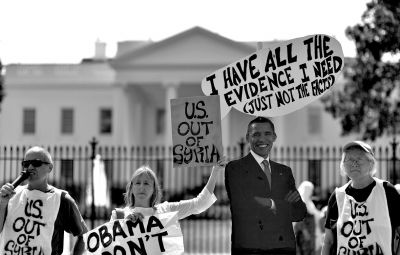 2日，反戰(zhàn)人士在白宮前高舉標(biāo)語，抗議美國可能對(duì)敘動(dòng)武。