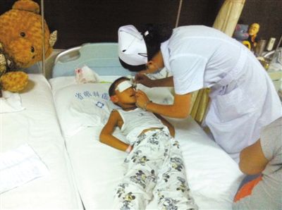 昨日傍晚，山西省眼科醫(yī)院醫(yī)生給斌斌點了兩次“眼藥水”。