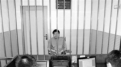 警方審訊犯罪嫌疑人“秦火火”。