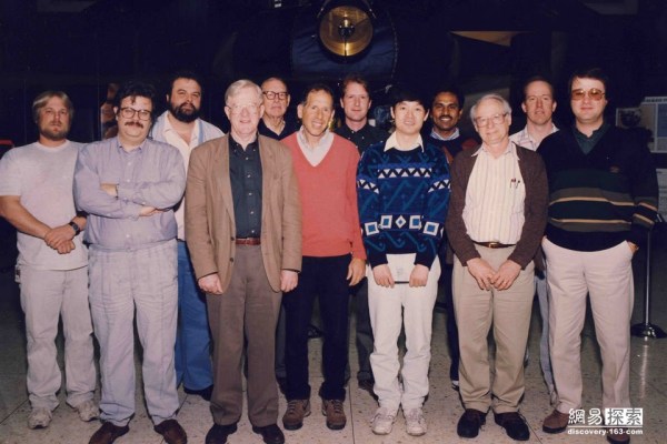 圖為照顧旅行者的工作人員。