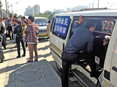 昨日，朝陽(yáng)區(qū)看守所門(mén)前有人排隊(duì)。大門(mén)外還停有多輛寫(xiě)有“律師會(huì)見(jiàn)”字樣的車(chē)。