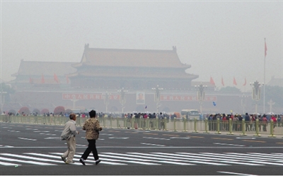 9月29日，游客行走在天安門廣場西側(cè)路上，當(dāng)日霧霾嚴(yán)重。