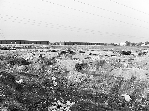 兩年半時間里，空曠的院子里，只有北側(cè)建成了兩棟空空的廠房。