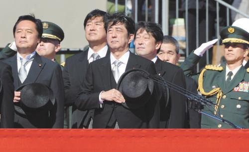 　27日上午，日本首相安倍晉三在琦玉縣的自衛(wèi)隊(duì)朝霞訓(xùn)練場出席陸上自衛(wèi)隊(duì)年度閱兵式