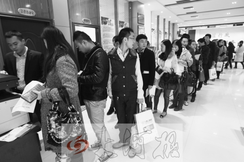 昨天,除復印材料處有新人排隊外,金水區(qū)民政局婚姻登記處大廳內處未見新人排隊的火爆場景。