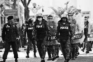 泰警察出動。