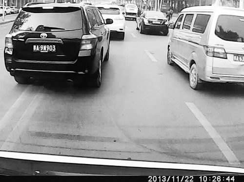 這輛黑色車輛不避讓執(zhí)行緊急任務的救護車，并壓著雙黃線變更車道。唐韜/圖