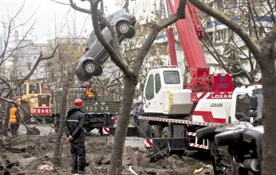 輸油管道爆炸后，搶修人員將被炸毀的車(chē)輛運(yùn)出現(xiàn)場(chǎng)。