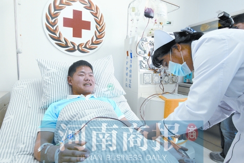 劉凱正捐獻(xiàn)“生命種子” 記者 鄧萬里/攝 劉凱正捐獻(xiàn)“生命種子” 記者 鄧萬里/攝