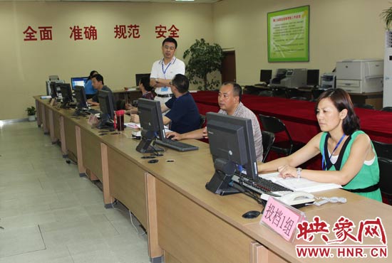 今年我省高招錄取工作正在平穩(wěn)正常開展，圖為投檔組工作人員。