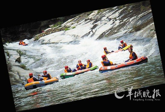 　　湖北紅安縣,游客在對天河漂流。