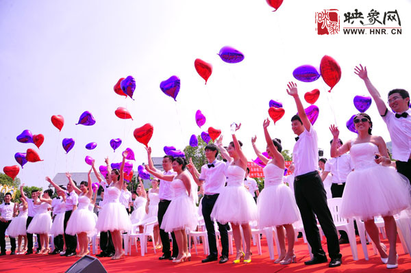 初夏喜宴八方客,千島笑迎粉佳人。