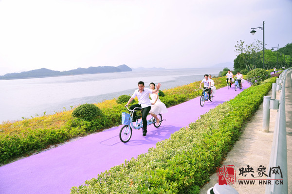 初夏喜宴八方客,千島笑迎粉佳人。