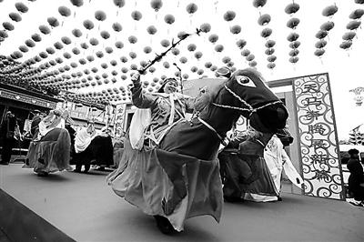 圓明園廟會初一迎客5萬人 "四世同堂"項(xiàng)目受歡迎