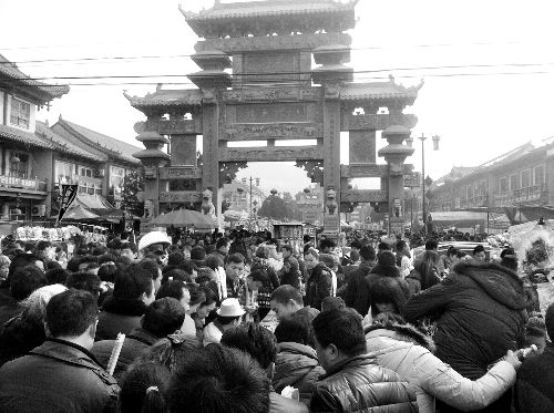 比春運(yùn)更擠的地方是?？h廟會(huì)(組圖)