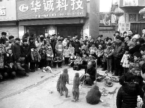 比春運(yùn)更擠的地方是?？h廟會(huì)(組圖)