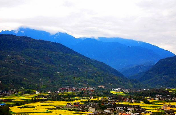 麻辣冬日二三五，芳菲三月看峨眉
