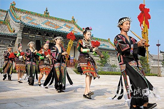 山東臺(tái)兒莊古城內(nèi)，來(lái)自外地的演員表演蘆笙舞 王建華 攝