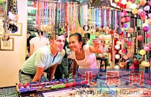 更多的購(gòu)物樂(lè)趣要在夜市、跳蚤市場(chǎng)中慢慢發(fā)掘。