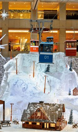 為了別出心裁,商場不惜花重金在商場里打造冰雪世界。