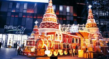 北京商場做圣誕裝飾,越來越花血本。