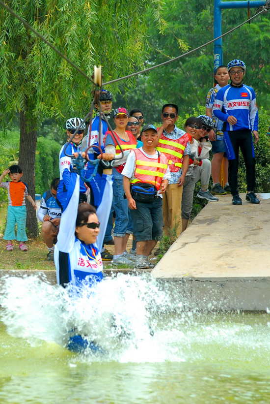 鄭州鴕鳥(niǎo)園燒烤節(jié)已開(kāi)幕 鄭州鴕鳥(niǎo)園燒烤節(jié)已開(kāi)幕