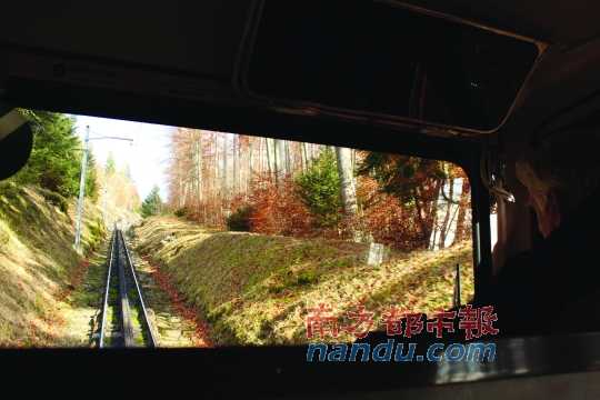 小火車一路向上，沖破云層，豁然開朗，乘客們的歡呼聲適時響起，一切漸入佳境。