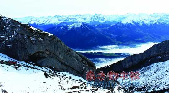  齒軌火車在皮拉圖斯山上穿行，如同紅色的龍在山中游弋。