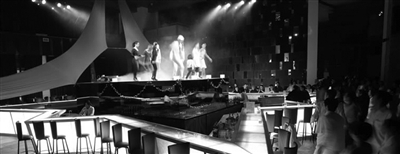 　　晚上的clubmed里有各種歡樂演出?！? oldsrc=