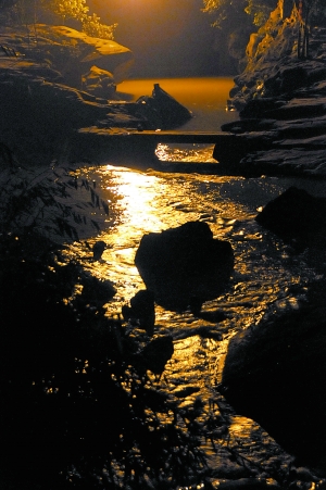 　　夜幕下古鎮(zhèn)江邊?！? complete=