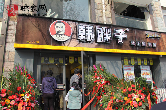 　　“韓胖子”千只茶香雞茶香鴨捐贈(zèng)環(huán)衛(wèi)工人、農(nóng)民工學(xué)子和鄭州市社會(huì)福利院。