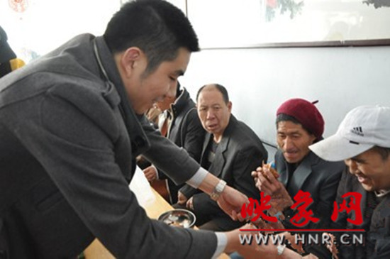 　　“韓胖子”千只茶香雞茶香鴨捐贈(zèng)環(huán)衛(wèi)工人、農(nóng)民工學(xué)子和鄭州市社會(huì)福利院。