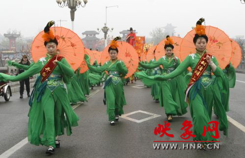 　　3月30日上午,開封市舉行2013中國(開封)清明文化節(jié)踏春巡游活動(dòng)?！?　　