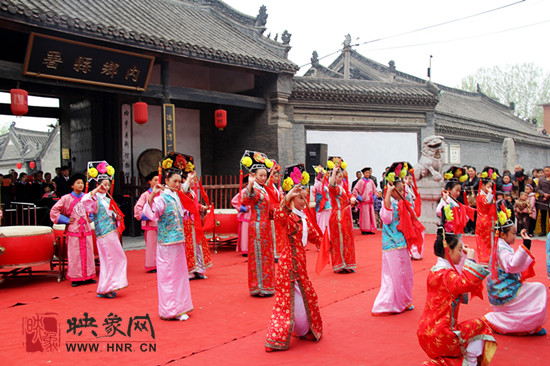 游客參觀清明小長假新推出的本土特色節(jié)目《鼓樂迎賓》。