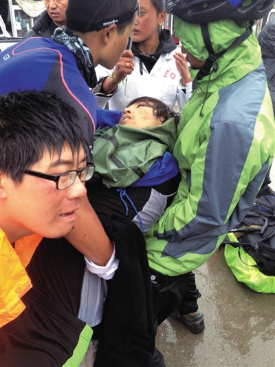 事發(fā)后,有驢友幫忙救治李翔(中)。驢友供圖