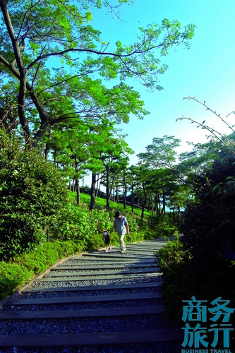 很多父母會帶著孩子在步行道漫步。