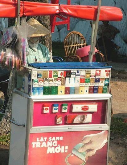 　煙攤，越南街頭隨處都是這樣的流動(dòng)小攤。