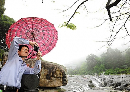 九鯉湖景區(qū)大霧籠罩,霧中美景若隱若現(xiàn),宛如人間仙境。