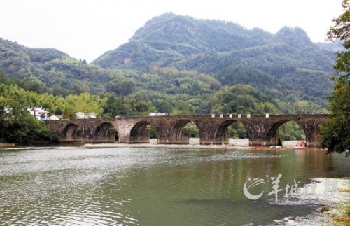 齊云山登封橋是登山的隘口,始建于明代,造型古樸典雅,蔚為壯觀。