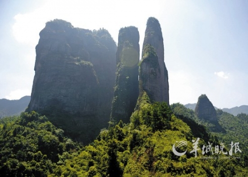 江郎山以“三爿石”著稱,三爿高約319米的巨石凌空而起。