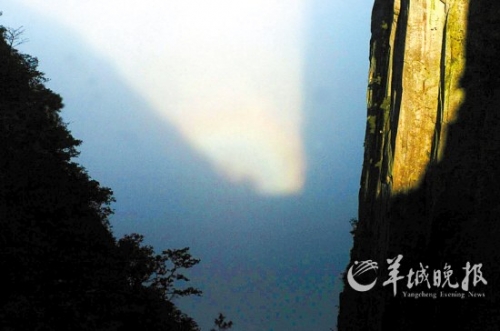 武功山四絕之一的“云海佛光”在大雨過后出現(xiàn)。