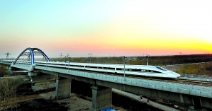 　　京廣高鐵連通南北大動(dòng)脈。