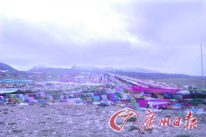 沿途遍地可見的五彩經幡。