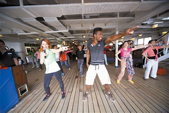 　　游客在“海娜號(hào)”郵輪甲板上共舞。
