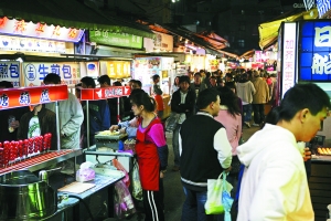 　　品味臺灣,又怎能錯過那些親民夜市。