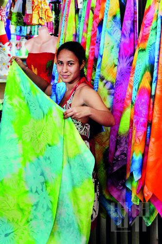 　　Pareo,這一幅幅有著漂亮圖案、色彩繽紛的布,是大溪地人最美的衣