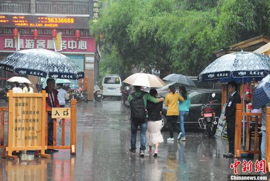 圖為“五一”小長(zhǎng)假首日門票檢查仍偏松。楊華峰 攝