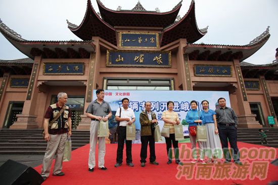 4.20震后首趟旅游專(zhuān)列開(kāi)進(jìn)峨眉山 4.20震后首趟旅游專(zhuān)列開(kāi)進(jìn)峨眉山