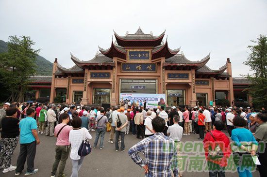 4.20震后首趟旅游專(zhuān)列開(kāi)進(jìn)峨眉山 4.20震后首趟旅游專(zhuān)列開(kāi)進(jìn)峨眉山